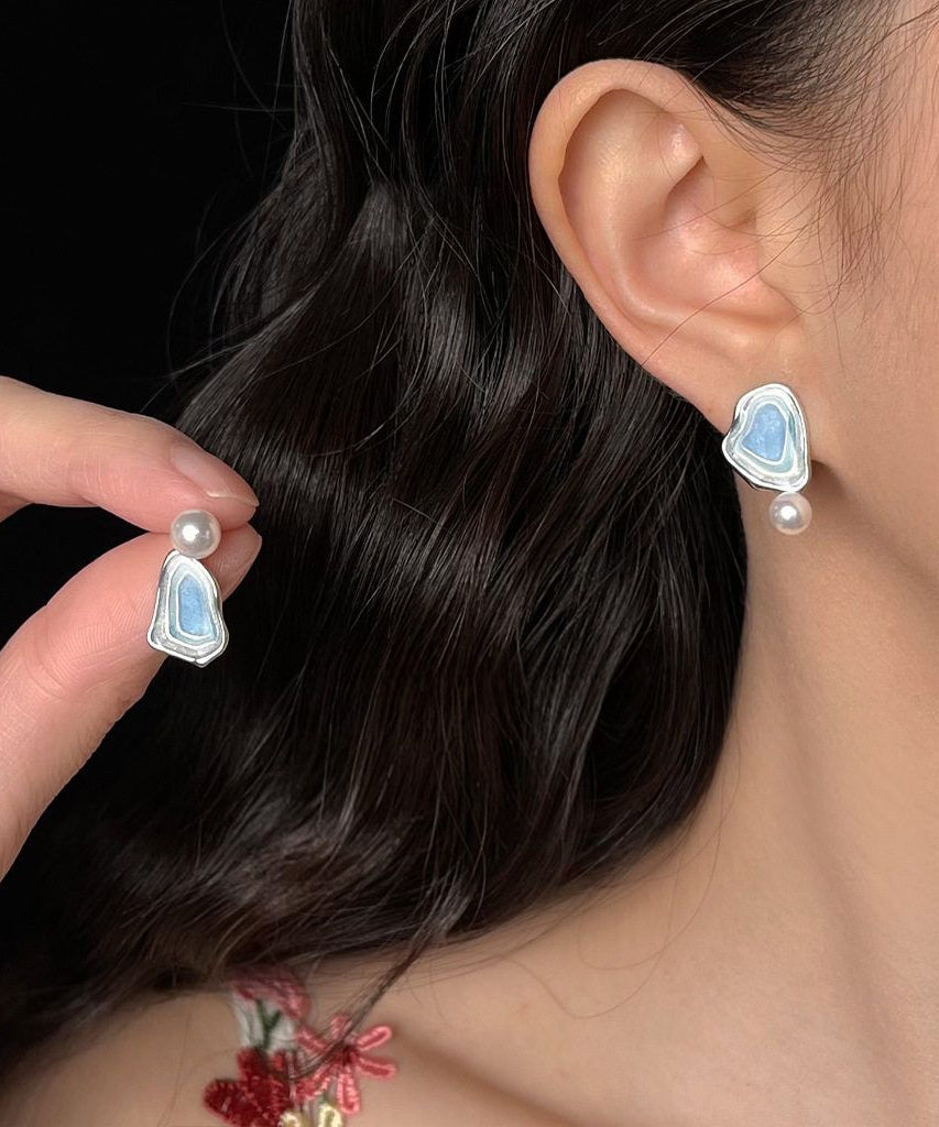 Pendientes asimétricos de plata de ley azul con esmalte esmaltado y perlas.
