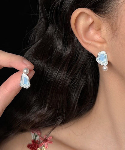 Pendientes asimétricos de plata de ley azul con esmalte esmaltado y perlas.