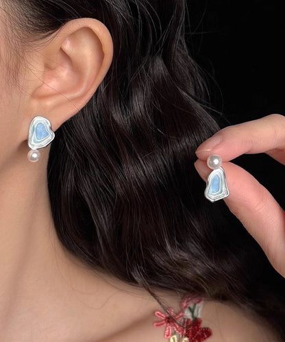 Pendientes asimétricos de plata de ley azul con esmalte esmaltado y perlas.