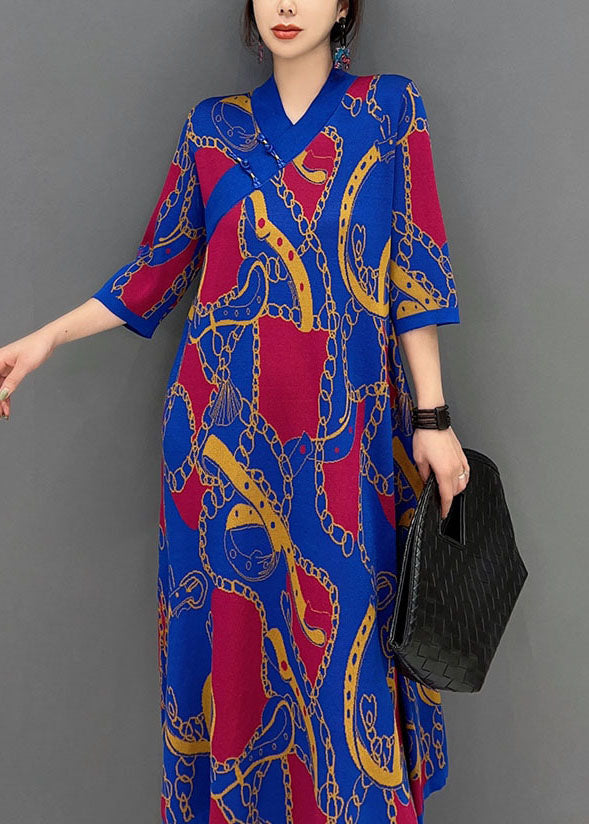 Stil: Blaues, langes Kleid mit V-Ausschnitt und orientalischem Knopfdruck, halbe Ärmel