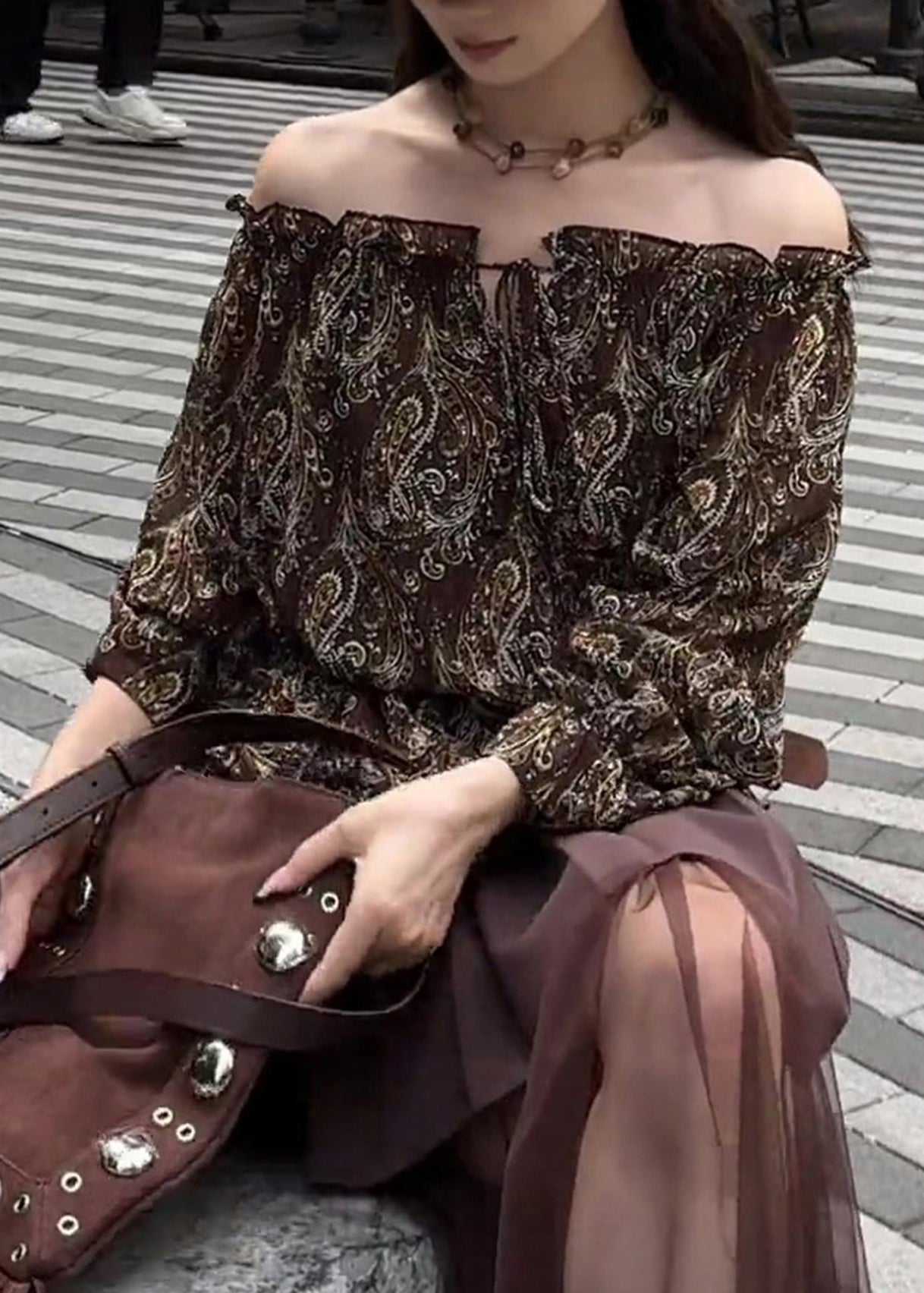 Stilvolle schokoladenbraune Bluse mit Cold-Shoulder-Schulterprint aus Baumwolle, Frühlings-Bluse