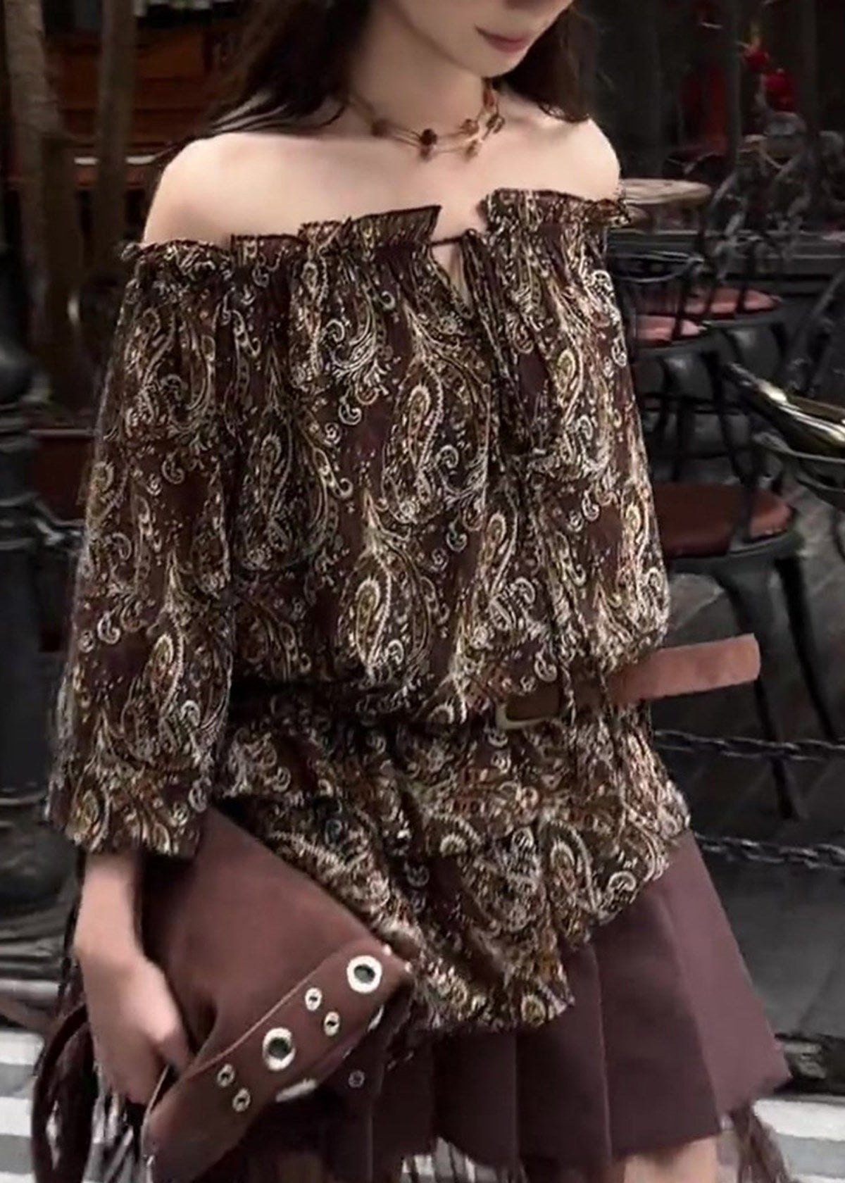 Stilvolle schokoladenbraune Bluse mit Cold-Shoulder-Schulterprint aus Baumwolle, Frühlings-Bluse