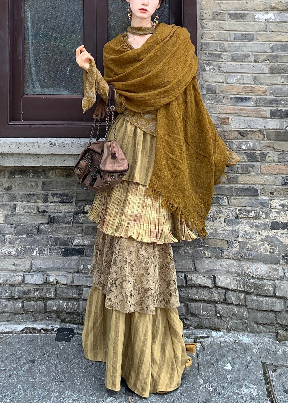 Dreiteiliges Set aus grünem Print-Top, Maxirock und Schal mit ausgestellten Ärmeln