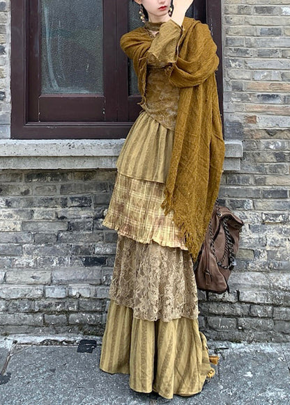 Dreiteiliges Set aus grünem Print-Top, Maxirock und Schal mit ausgestellten Ärmeln