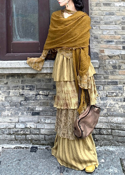 Dreiteiliges Set aus grünem Print-Top, Maxirock und Schal mit ausgestellten Ärmeln