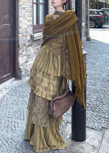 Dreiteiliges Set aus grünem Print-Top, Maxirock und Schal mit ausgestellten Ärmeln