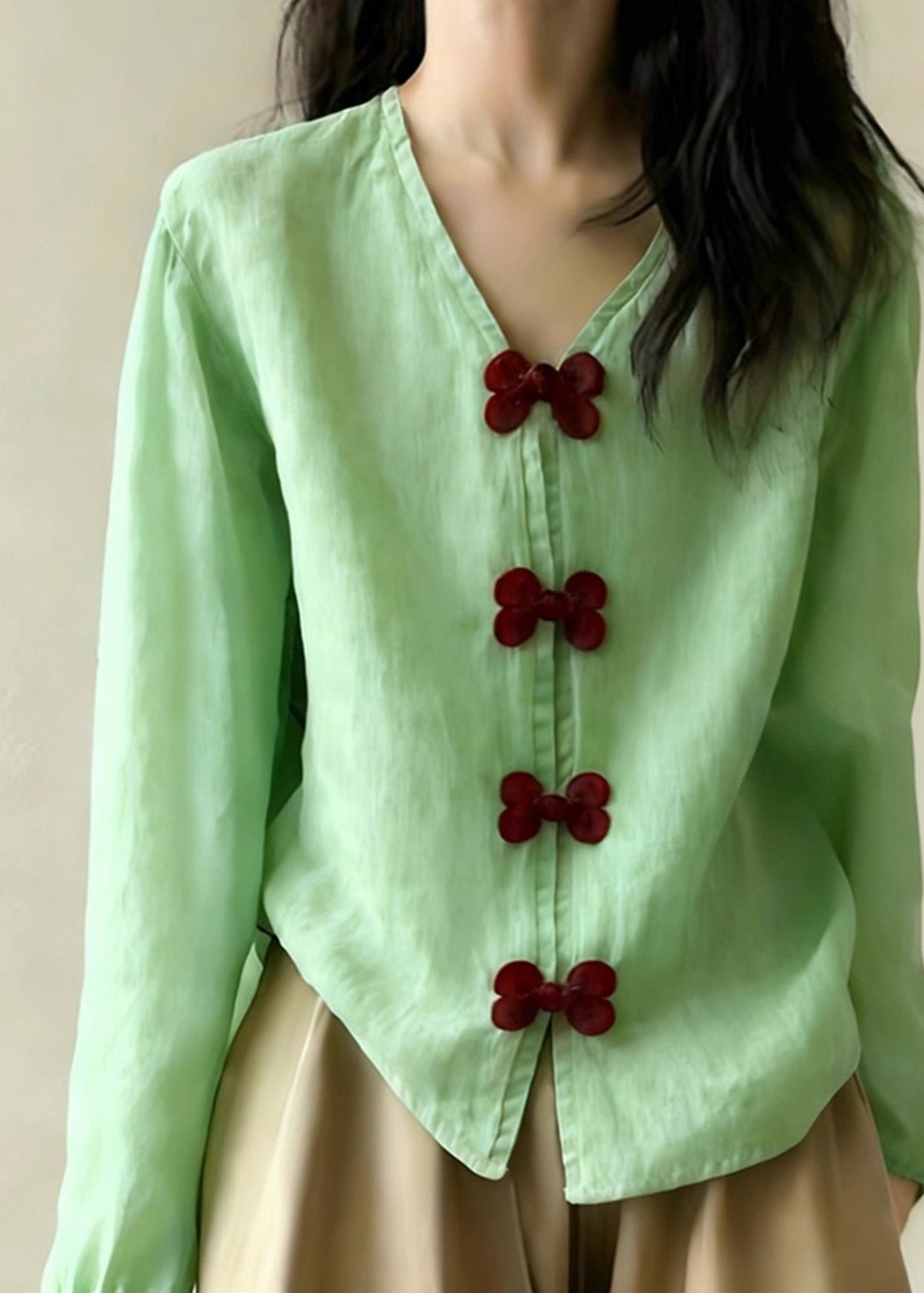 Camisa de algodón con lazo y cuello en V verde estilo primavera
