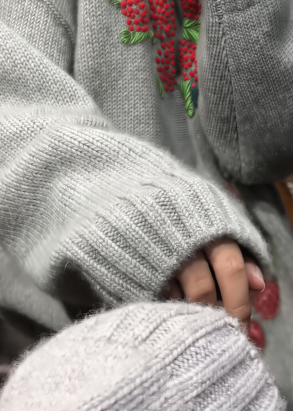 Suéteres de punto bordados con cuello redondo gris estilo primavera