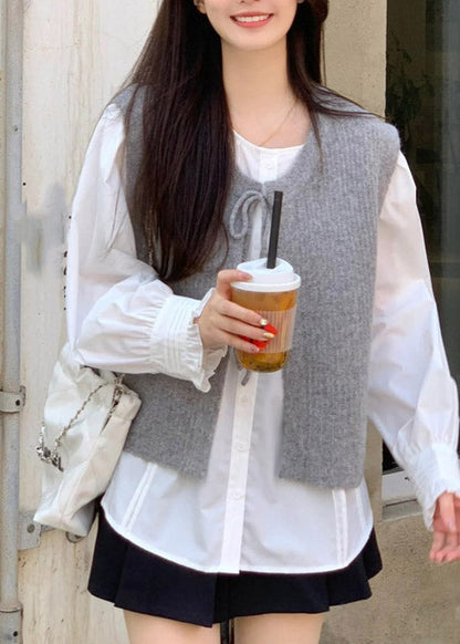 Graue, ärmellose Weste aus Baumwollstrick mit Rundhalsausschnitt und Bindeband.