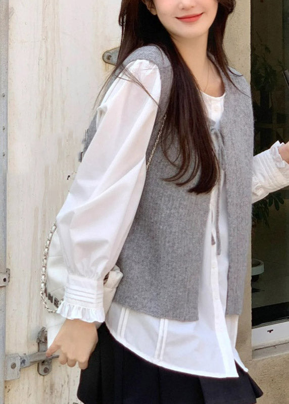 Graue, ärmellose Weste aus Baumwollstrick mit Rundhalsausschnitt und Bindeband.