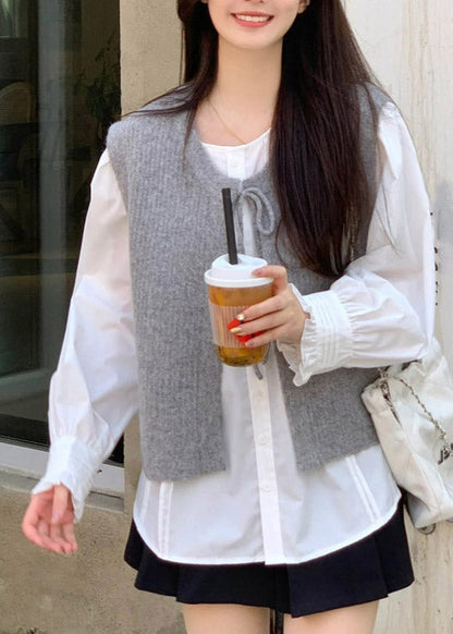 Graue, ärmellose Weste aus Baumwollstrick mit Rundhalsausschnitt und Bindeband.