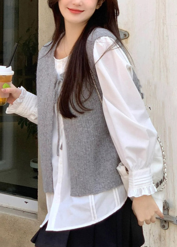 Graue, ärmellose Weste aus Baumwollstrick mit Rundhalsausschnitt und Bindeband.