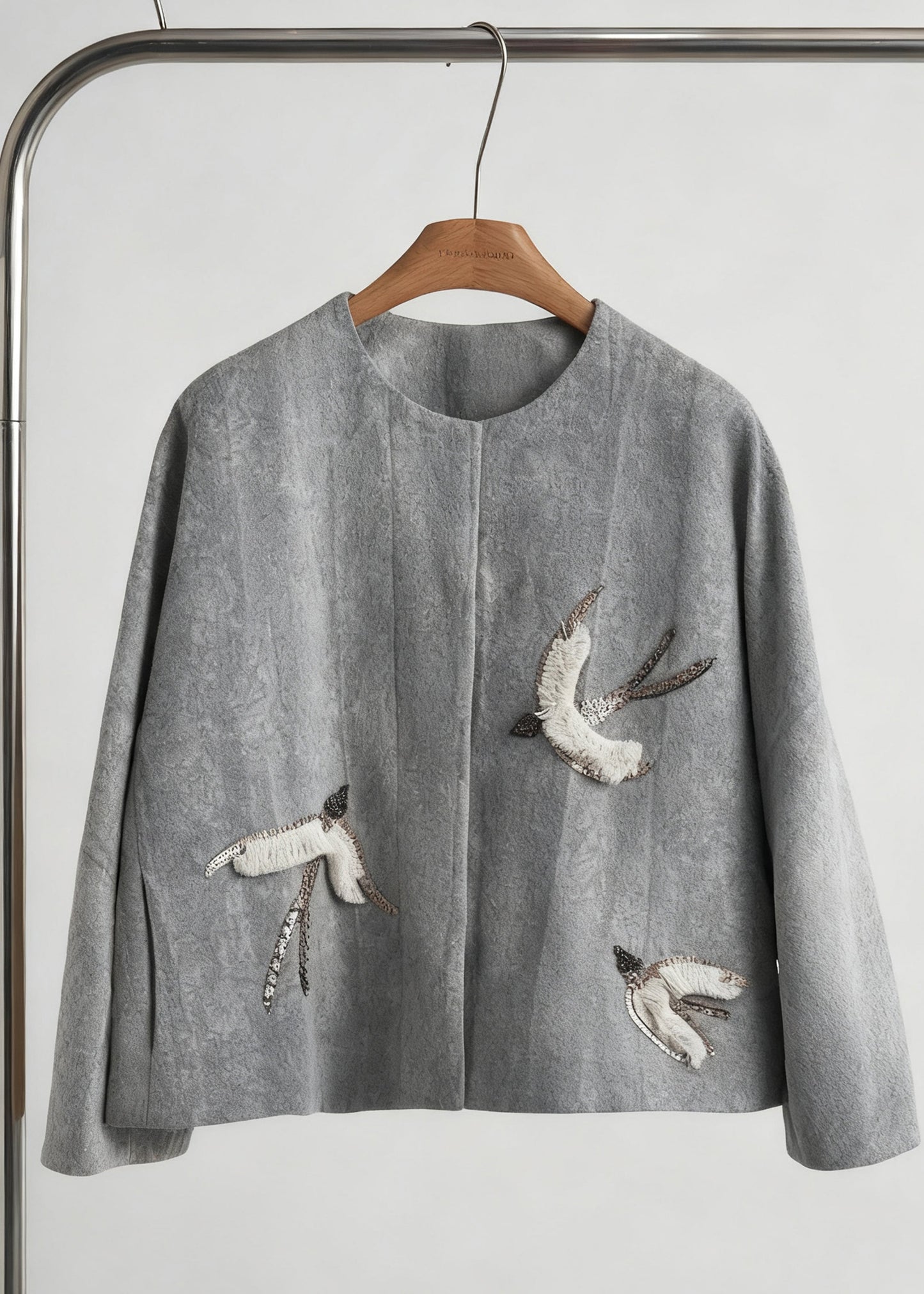 Stilvoller khakifarbener, bestickter Jacquard-Seidensamtmantel, Frühlingsmode