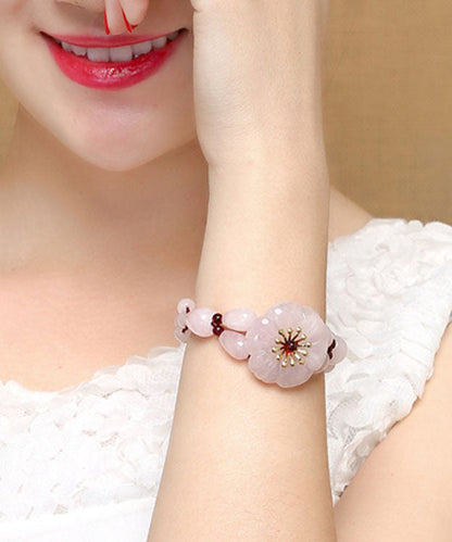 Pulsera con dije de granate de cristal tejido a mano en color rosa