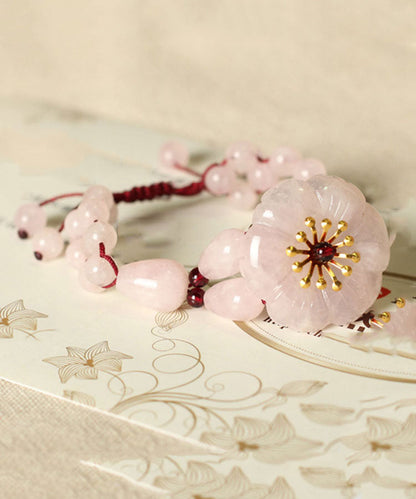 Pulsera con dije de granate de cristal tejido a mano en color rosa