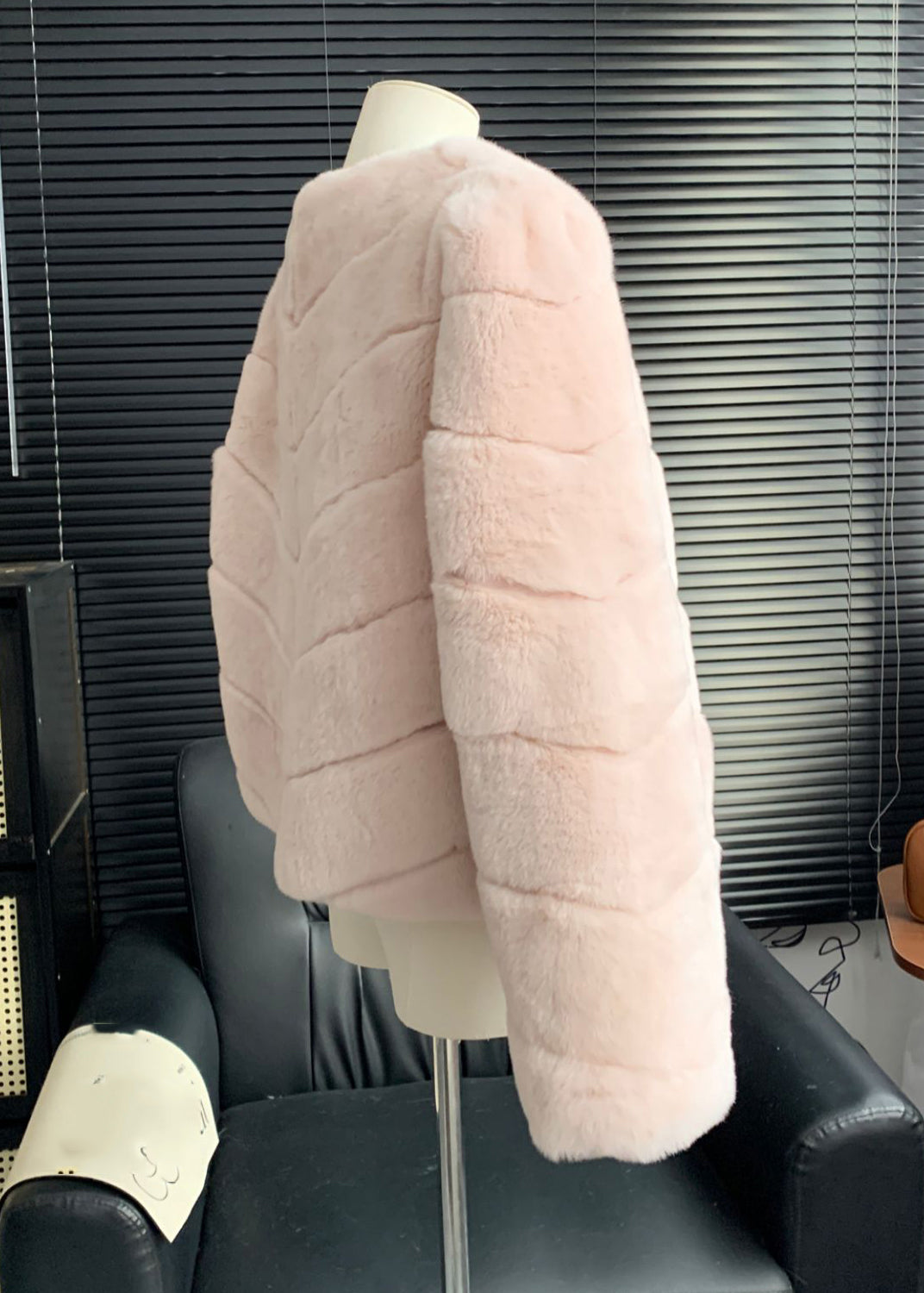 Stilvoller rosafarbener, gestreifter Leder- und Pelzmantel mit V-Ausschnitt für den Winter