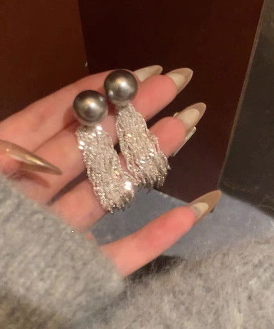 Stil: Weiße Quasten-Ohrringe aus Kupferlegierung