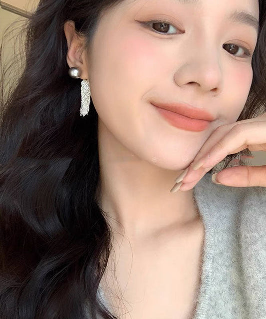 Stil: Weiße Quasten-Ohrringe aus Kupferlegierung