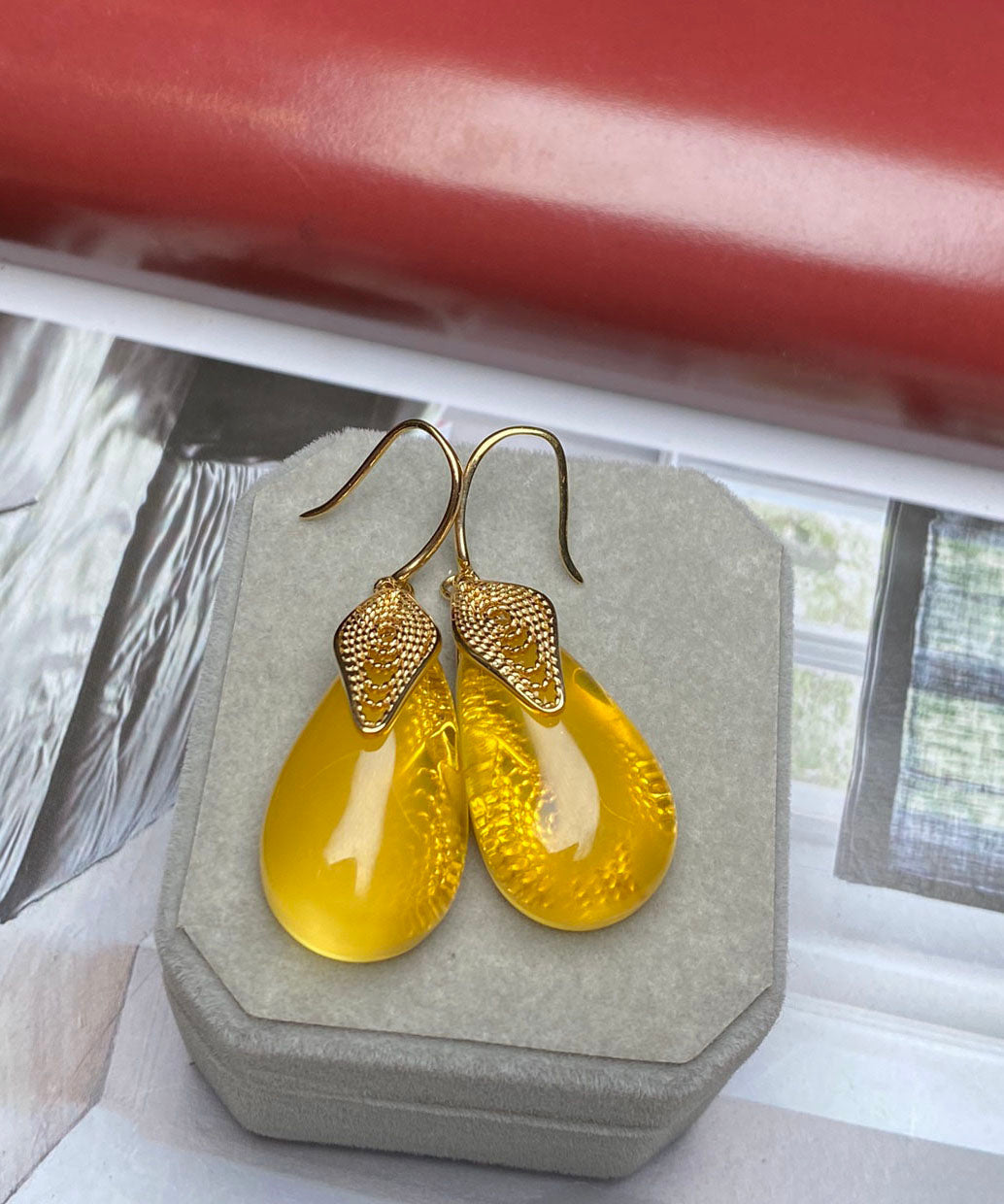 Pendientes colgantes de plata de ley amarilla con incrustaciones de cera de abeja y ámbar