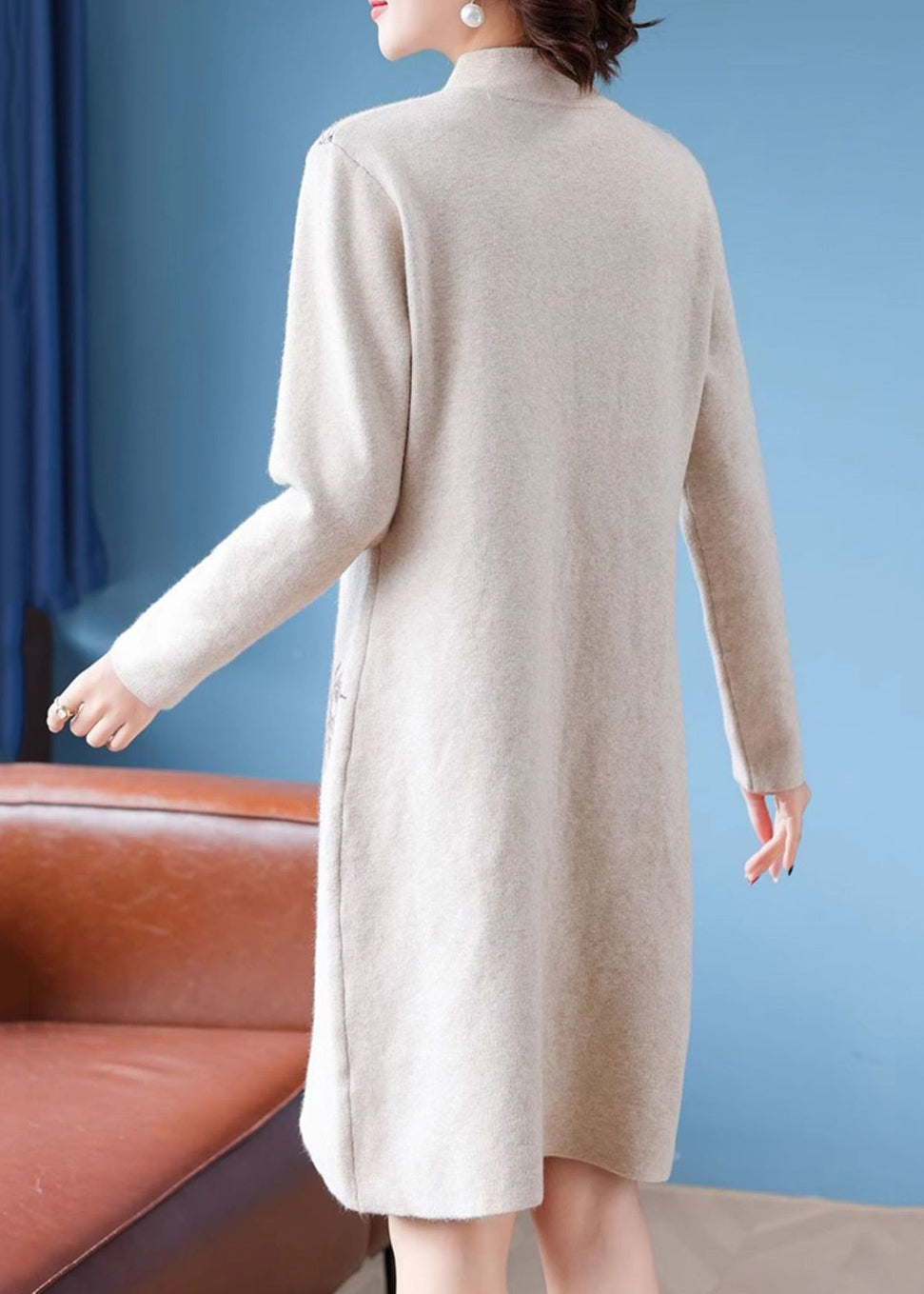 Elegantes apricotfarbenes, langes Strickkleid aus Baumwolle mit Stehkragen und Knöpfen – perfekt für den Frühling