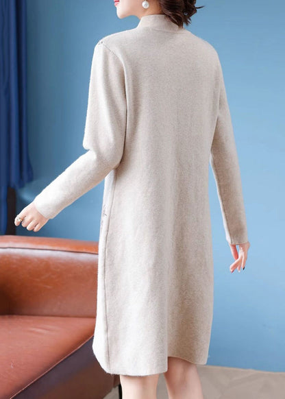 Elegantes apricotfarbenes, langes Strickkleid aus Baumwolle mit Stehkragen und Knöpfen – perfekt für den Frühling