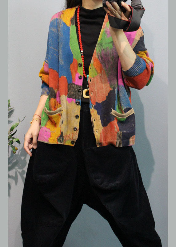 Stilvoller Apricot-Strickmantel mit V-Ausschnitt, Knopftaschen und Print