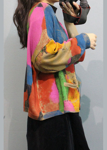 Stilvoller Apricot-Strickmantel mit V-Ausschnitt, Knopftaschen und Print