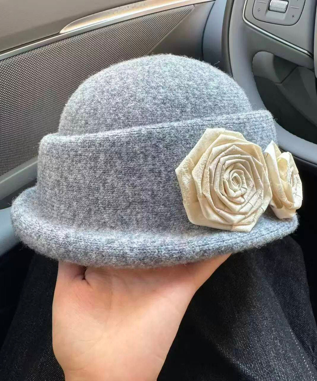 Stilvoller, beigefarbener, geblümter Woll-Bucket-Hammer