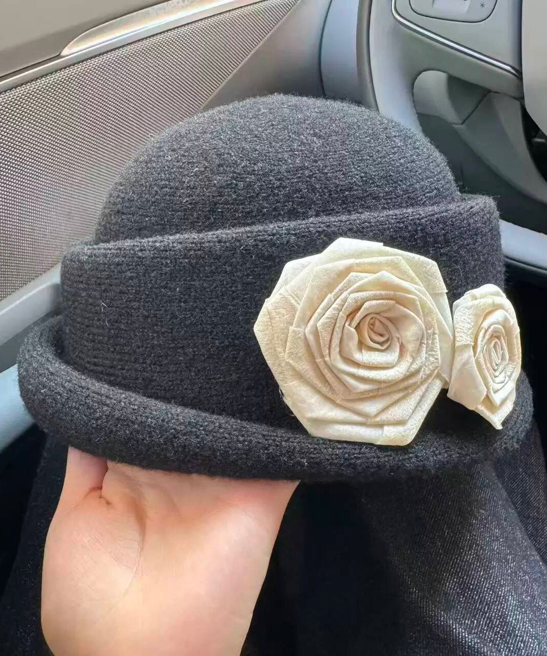 Stilvoller, beigefarbener, geblümter Woll-Bucket-Hammer