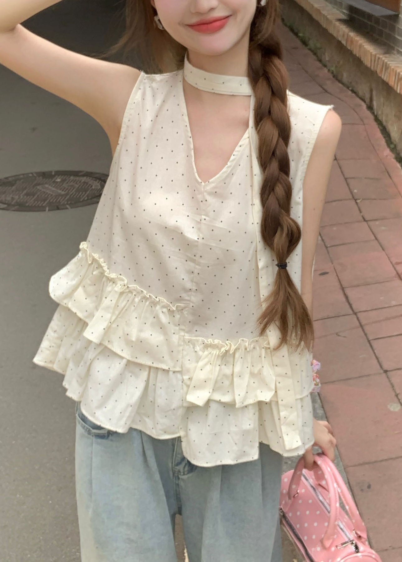 Elegante top de tirantes de algodón con estampado de volantes en beige sin mangas