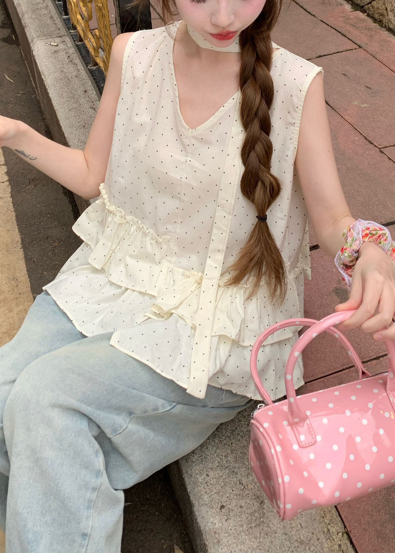 Elegante top de tirantes de algodón con estampado de volantes en beige sin mangas