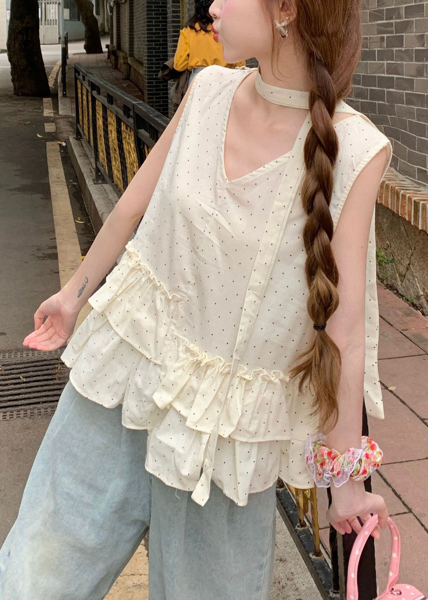 Elegante top de tirantes de algodón con estampado de volantes en beige sin mangas