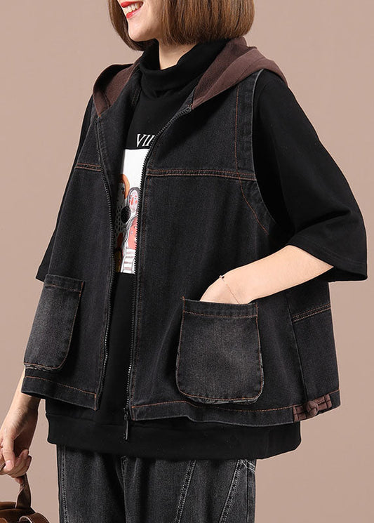 Stilvolle schwarze Herbstweste mit Kapuze und Patchworktaschen