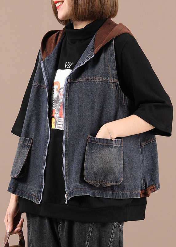 Stilvolle schwarze Herbstweste mit Kapuze und Patchworktaschen