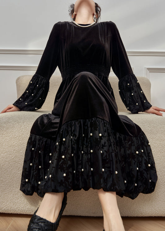 Elegante schwarze lange Samtkleider mit Rundhalsausschnitt, Perlen und elastischem Bund für den Winter