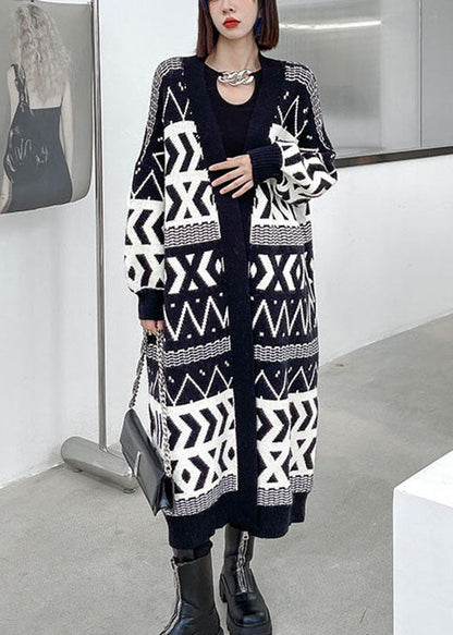 Stilvoller schwarzer Jacquard-Strickpullover mit Taschen und Knöpfen für den Herbst