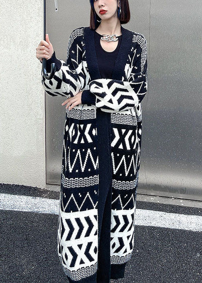 Stilvoller schwarzer Jacquard-Strickpullover mit Taschen und Knöpfen für den Herbst