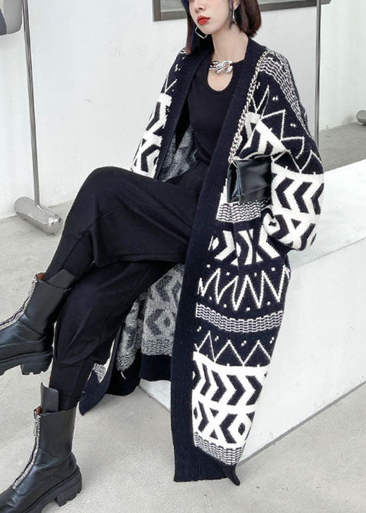 Stilvoller schwarzer Jacquard-Strickpullover mit Taschen und Knöpfen für den Herbst