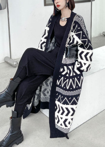 Stilvoller schwarzer Jacquard-Strickpullover mit Taschen und Knöpfen für den Herbst