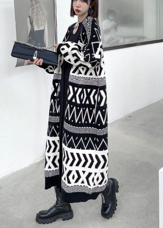 Stilvoller schwarzer Jacquard-Strickpullover mit Taschen und Knöpfen für den Herbst