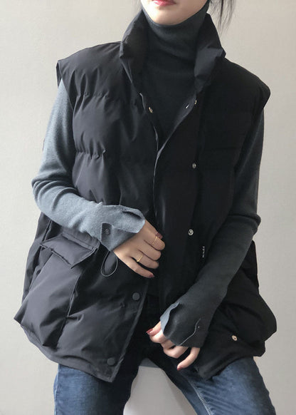 Stilvolle schwarze Daunenweste mit Stehkragen und Taschen für den Winter
