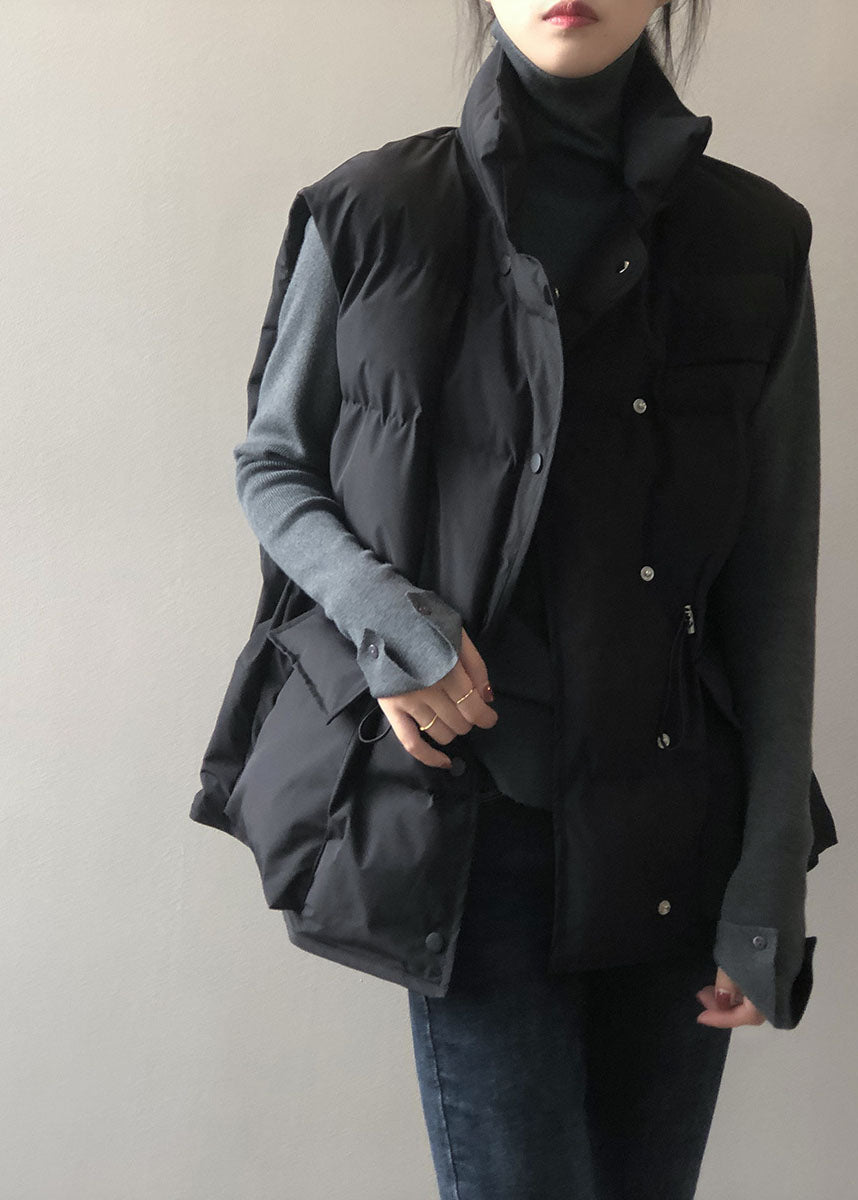 Stilvolle schwarze Daunenweste mit Stehkragen und Taschen für den Winter