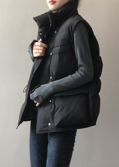 Stilvolle schwarze Daunenweste mit Stehkragen und Taschen für den Winter