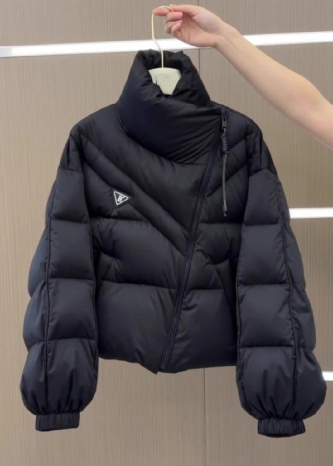 Stilvoller schwarzer Parka mit Stehkragen, Reißverschluss, Patchwork-Design und Puffärmeln