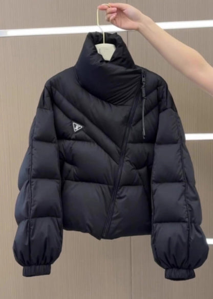 Stilvoller schwarzer Parka mit Stehkragen, Reißverschluss, Patchwork-Design und Puffärmeln