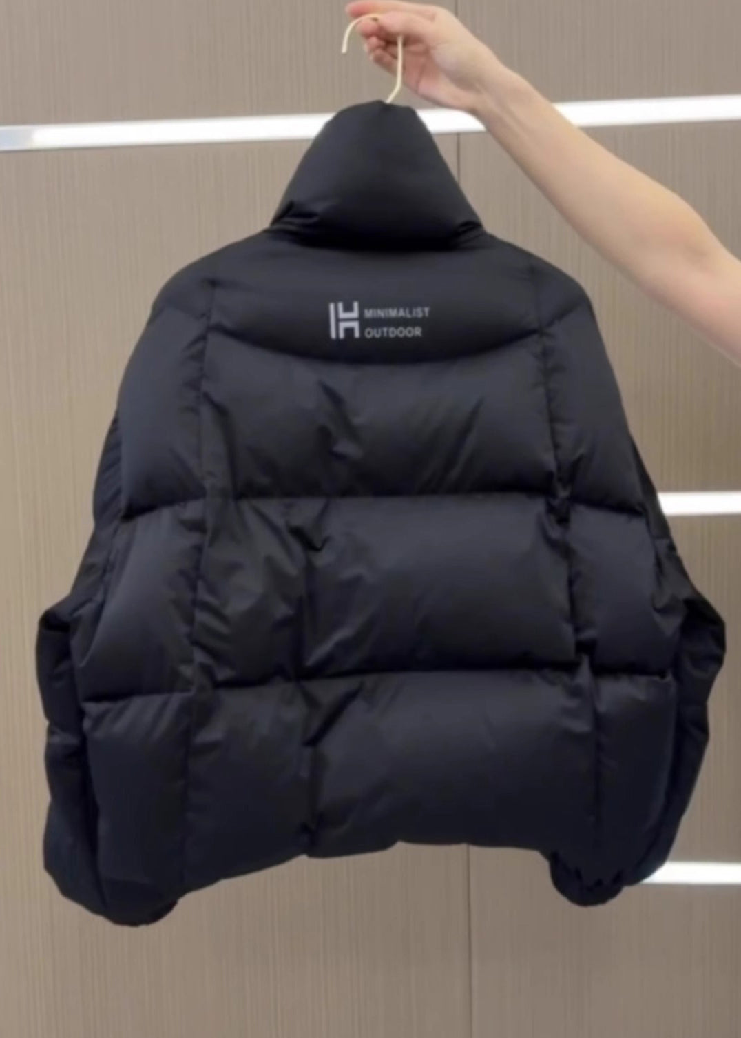 Stilvoller schwarzer Parka mit Stehkragen, Reißverschluss, Patchwork-Design und Puffärmeln