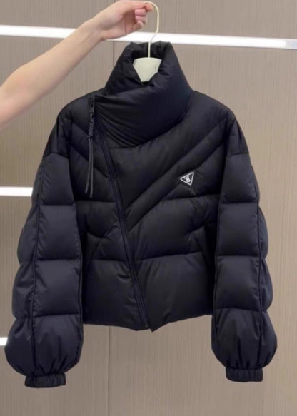 Stilvoller schwarzer Parka mit Stehkragen, Reißverschluss, Patchwork-Design und Puffärmeln