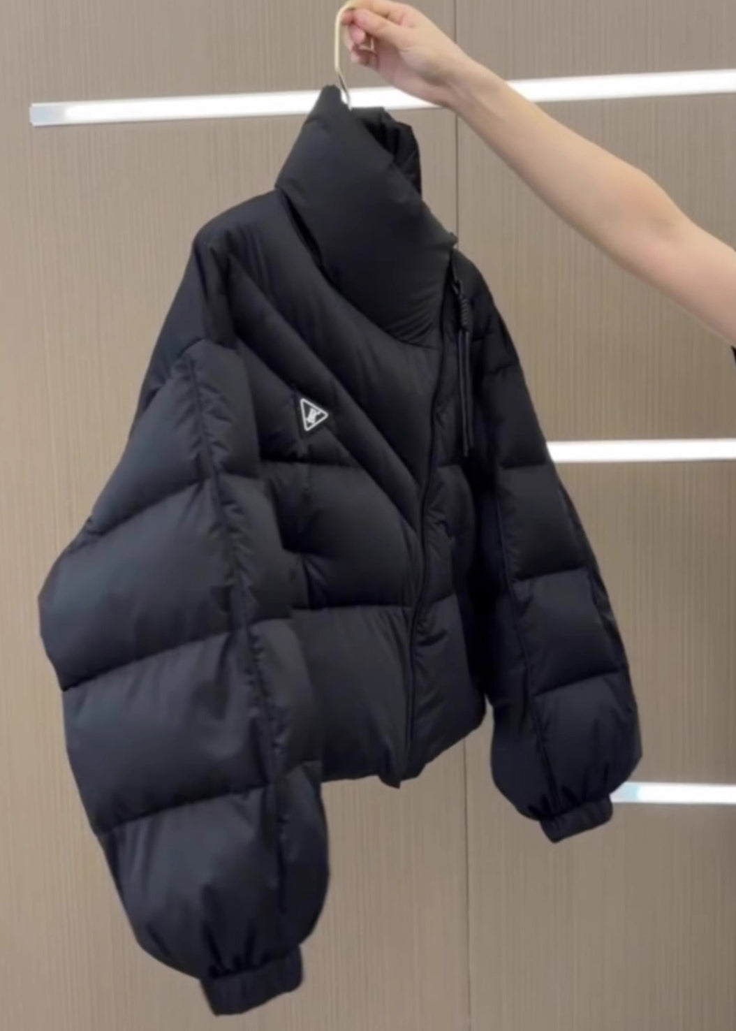 Stilvoller schwarzer Parka mit Stehkragen, Reißverschluss, Patchwork-Design und Puffärmeln