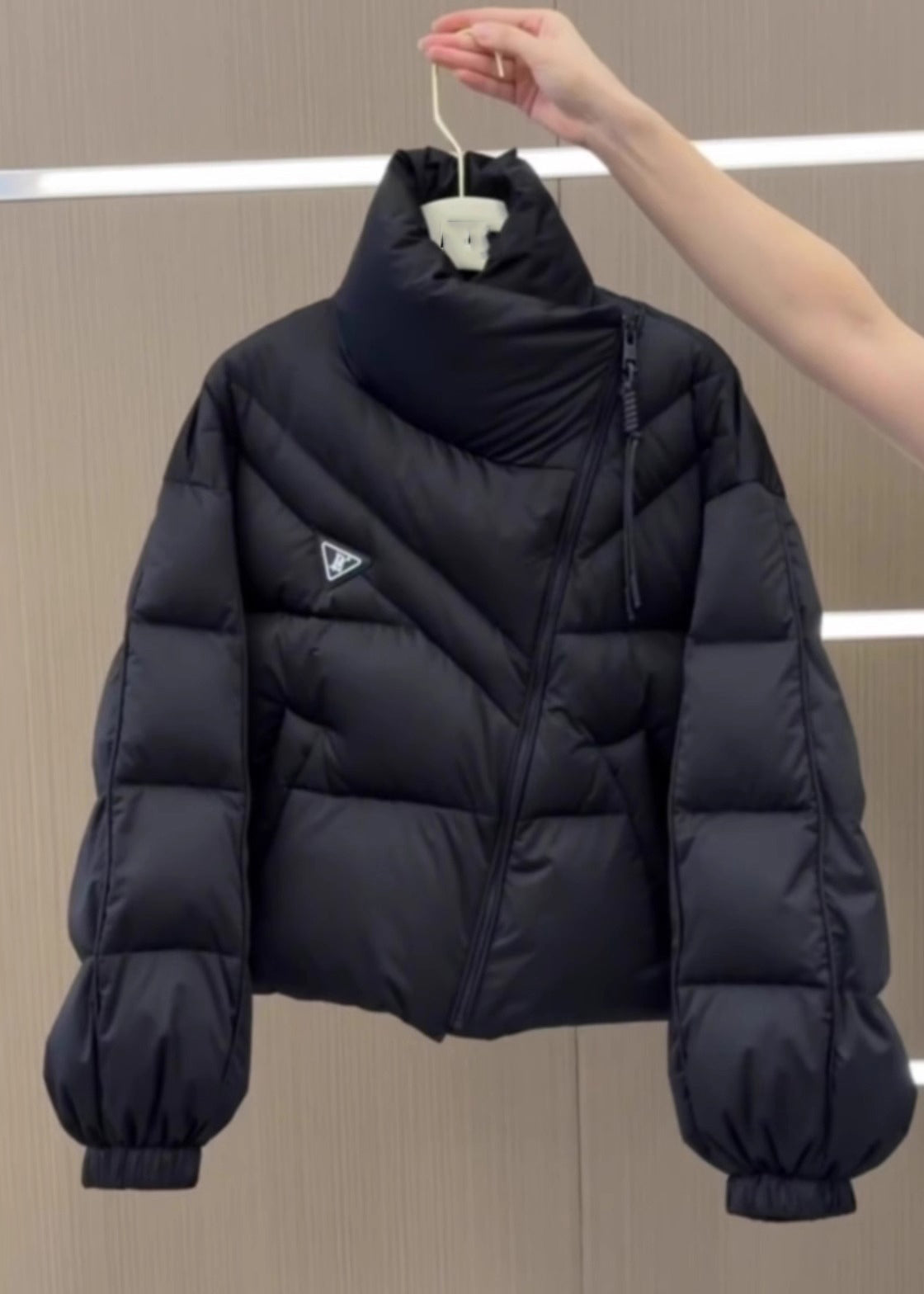 Stilvoller schwarzer Parka mit Stehkragen, Reißverschluss, Patchwork-Design und Puffärmeln