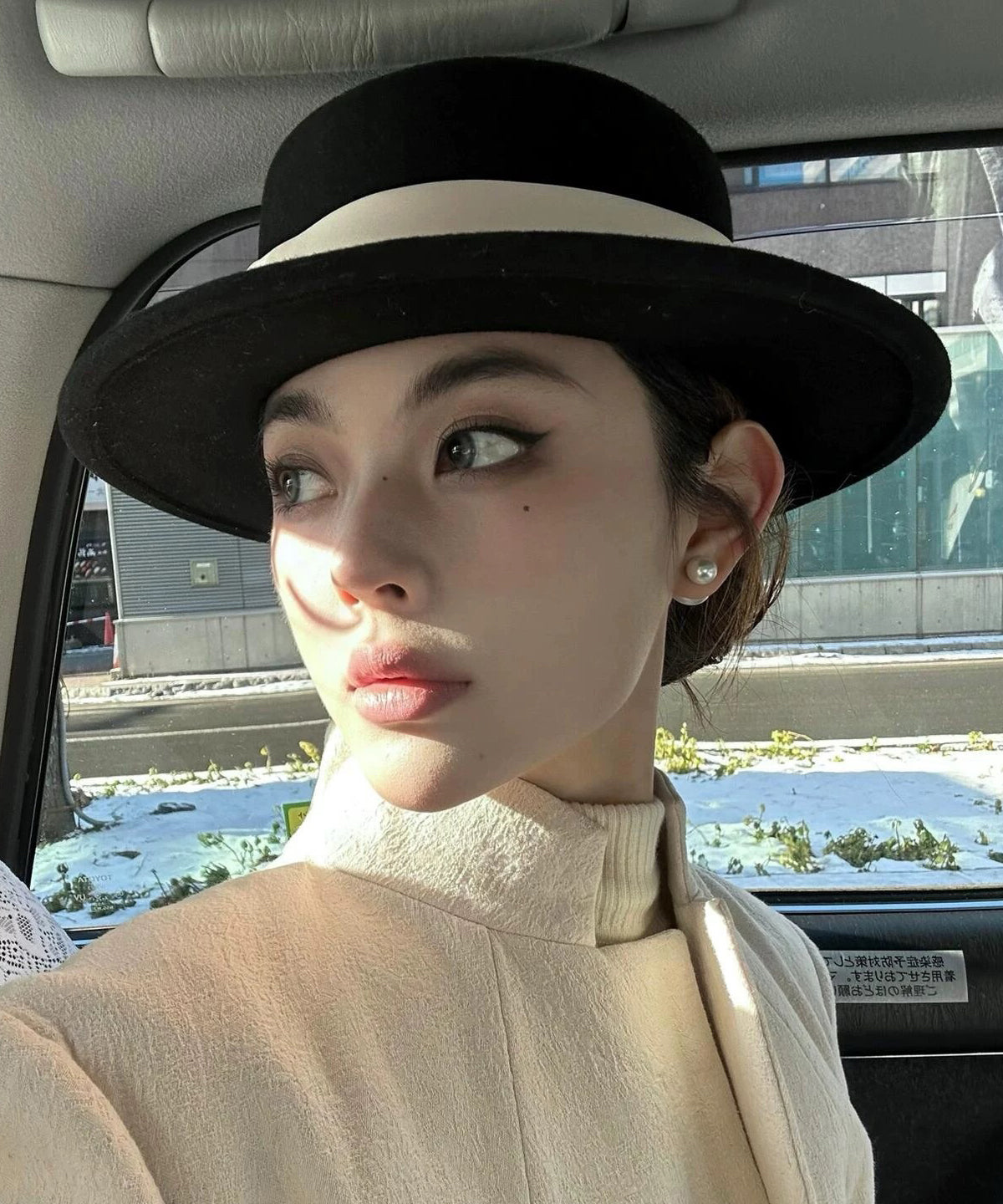 Elegante sombrero cloche de lana negro